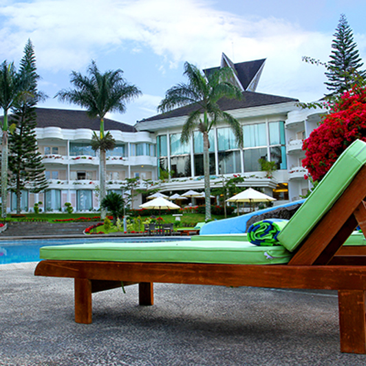 indonesien - grand mutiara hotel_pool liggestol