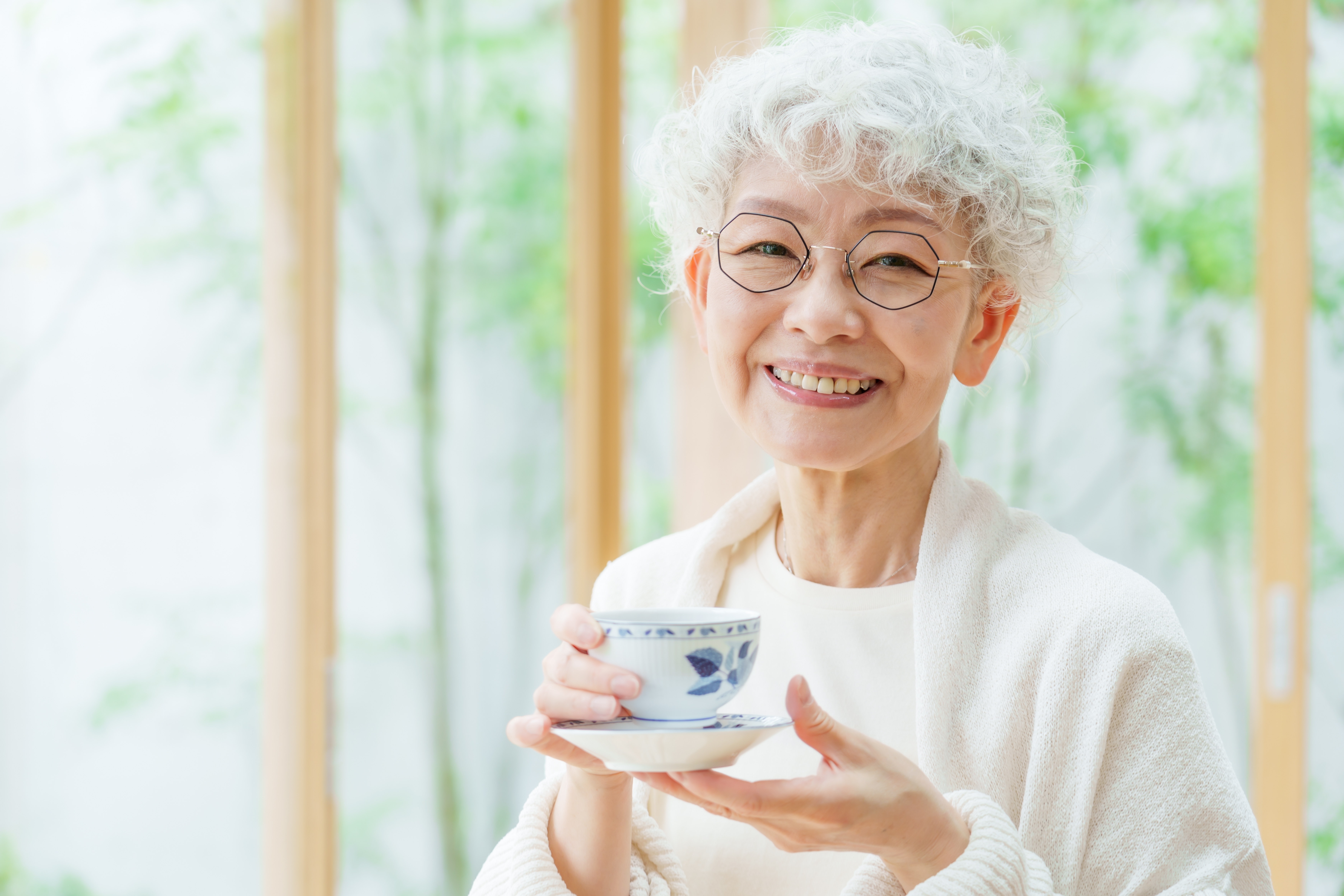Ældre japansk kvinde der drikker te