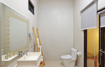 bali - gili-øerne - jambuluwuk ocean resort_vaerelse toilet_01