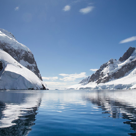 Den rolige Lemaire Channel, som er en af de smukkeste stræder i Antarktis.