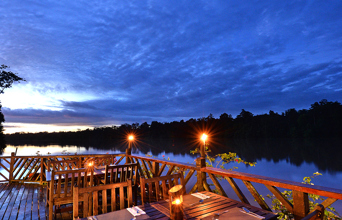 sukau rain forest lodge_restaurent_udenfor_udsigt_01