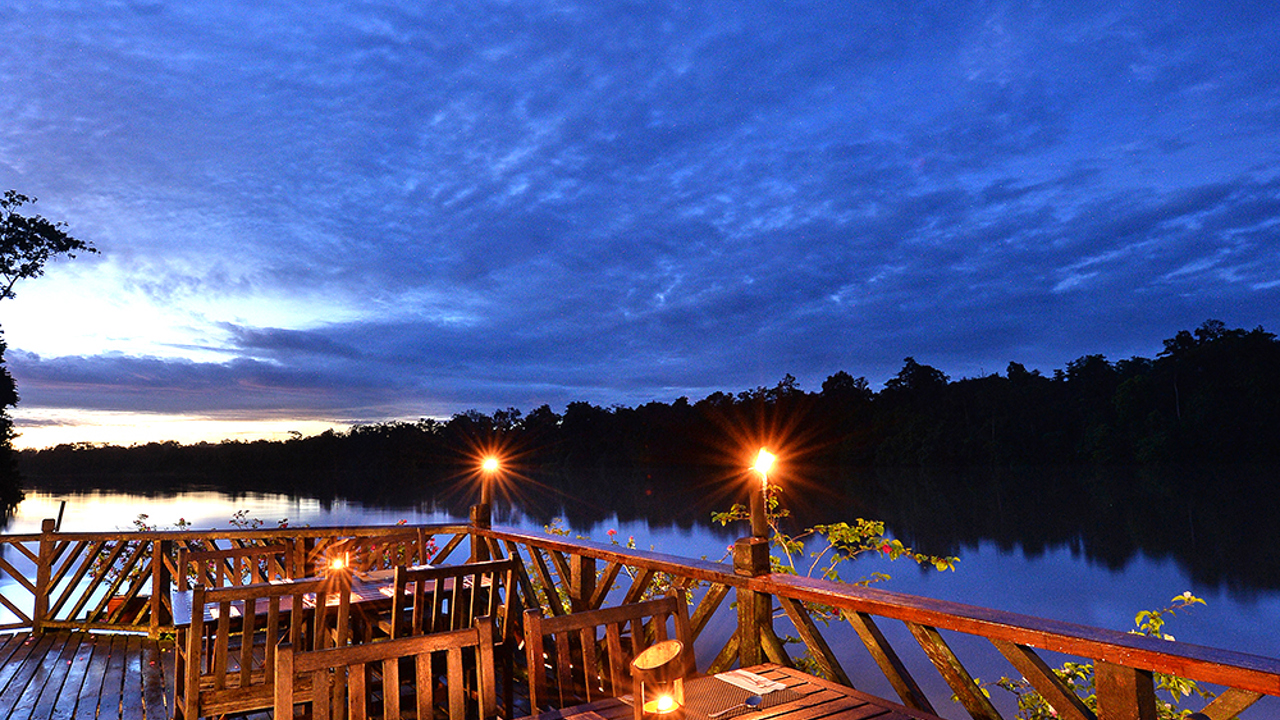 sukau rain forest lodge_restaurent_udenfor_udsigt_01