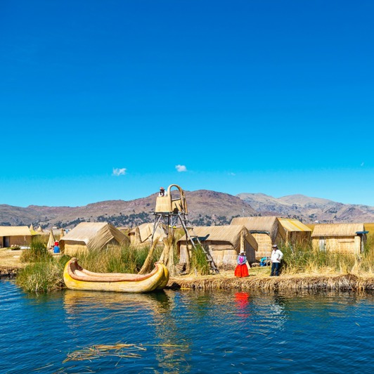 På Titicacasøen møder vi urosindianerne, der bor på deres sivøer