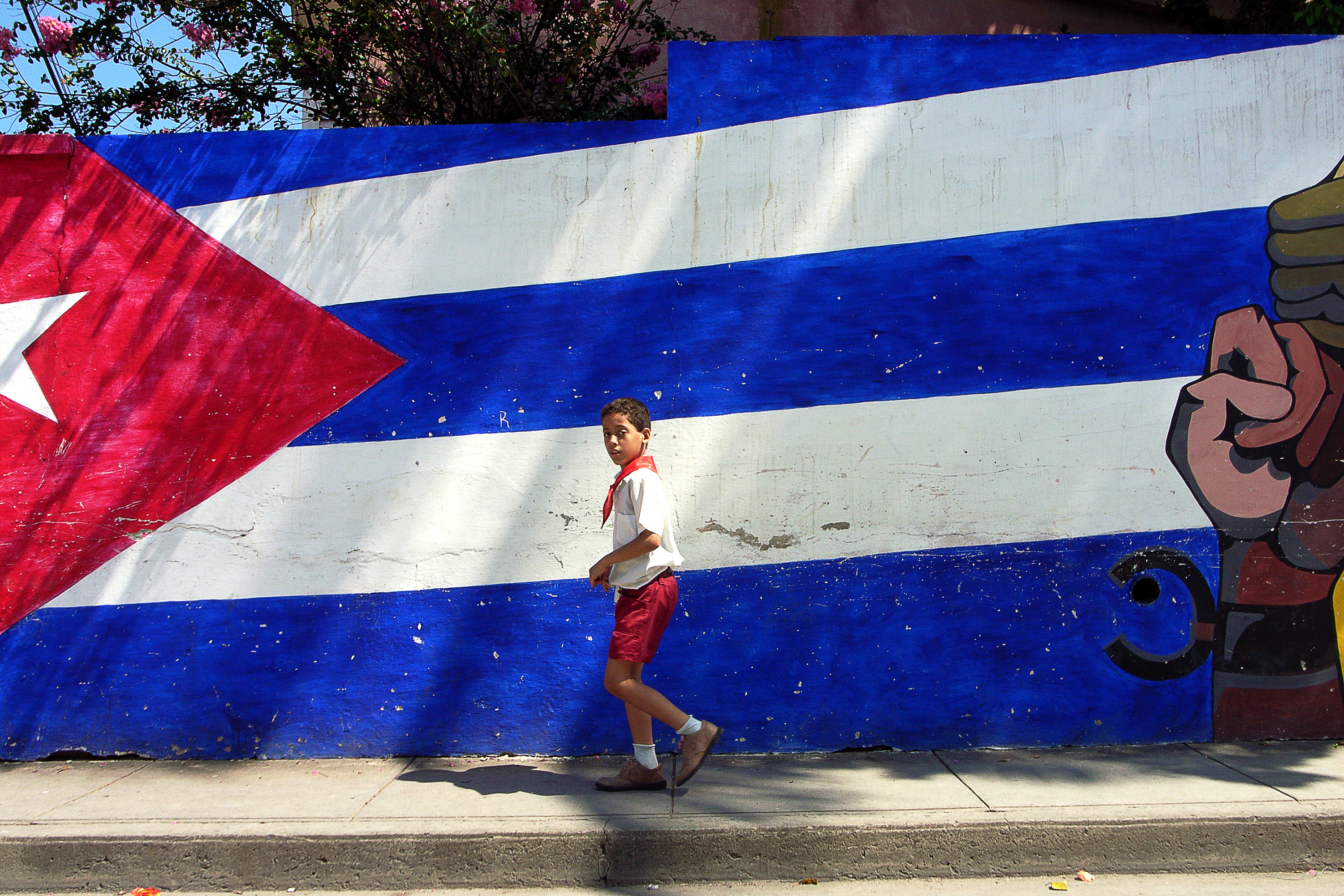 cuba - cuba_befolkning_dreng_flag_01