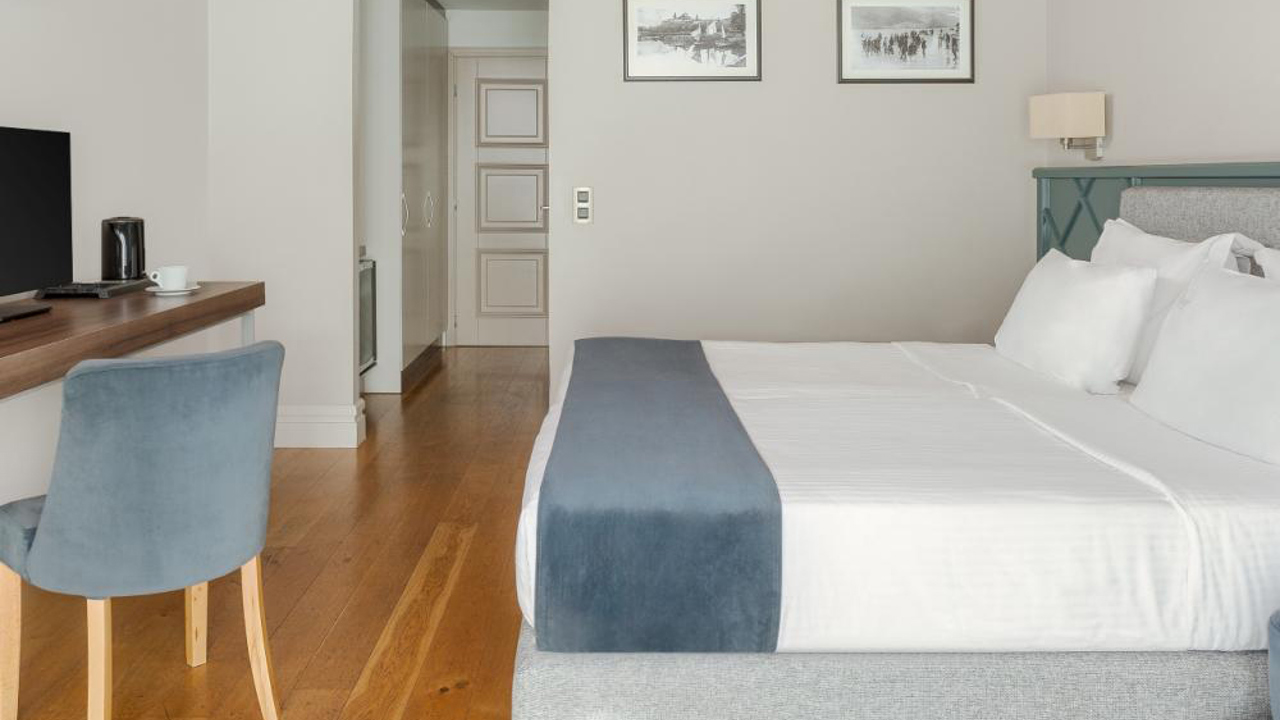 The Lake Hotel Standard Room 01