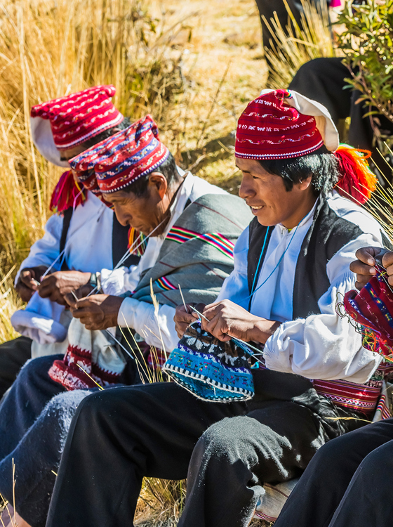 peru - titicaca soeen_taquile_befolkning_mand_strikke_01_hf