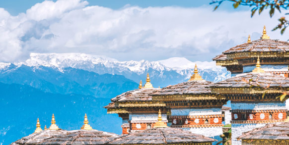 Bhutan, Dochula passet med de 108 minde stupaer