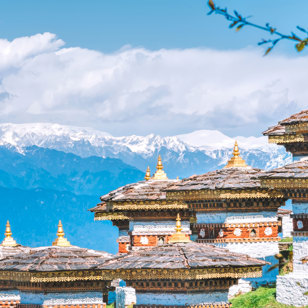 Bhutan, Dochula passet med de 108 minde stupaer