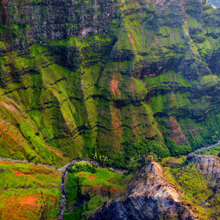 På øen Kauai besøger vi den betagende Waimea Canyon, også kaldet Stillehavets Grand Canyon.