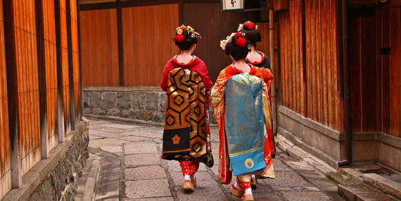 Måske får vi et glimt af en geisha, når vi besøger Kyotos Gion-kvarter