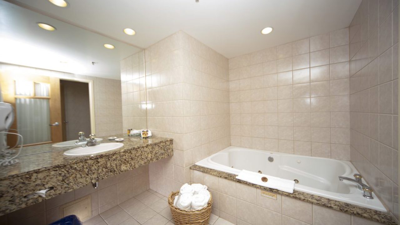 canada - banff - Brewster Suite toilet_01