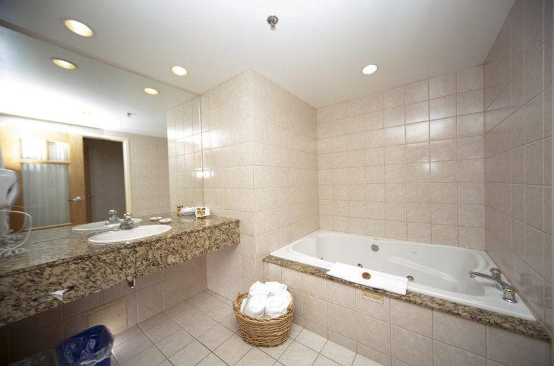 canada - banff - Brewster Suite toilet_01