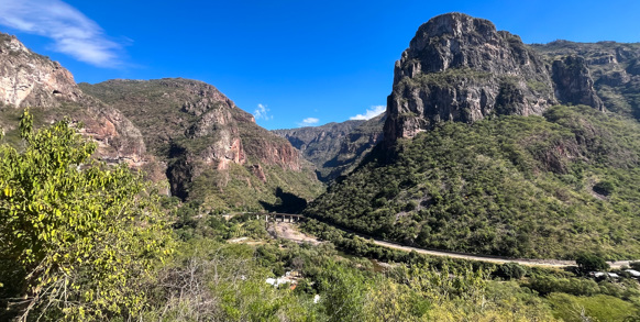 Vi kører 2 strækninger gennem kobberkløften, på 1.klasse med de legendariske tog Chepe Express 