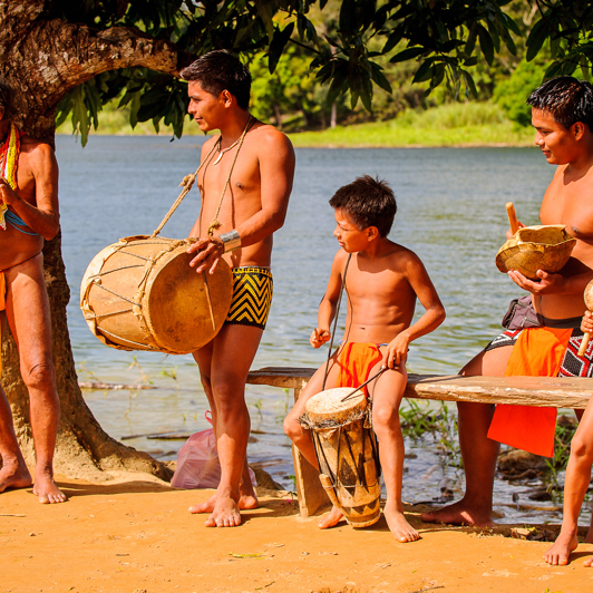 I Colon, Panama, møder vi Embera-indianerne og hører om deres levevis