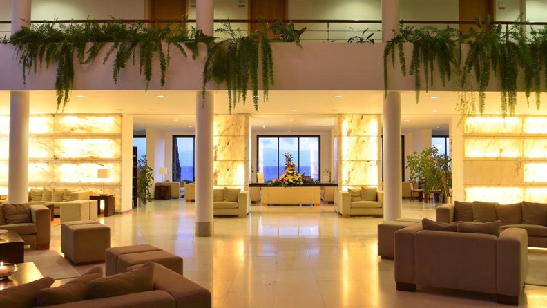 Caloura Hotel_Lobby_02