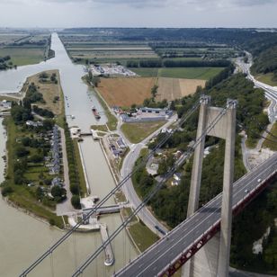 Vi sejler imod Vernon om natten, hvor vi bl.a. passerer slusen Tancarville.
