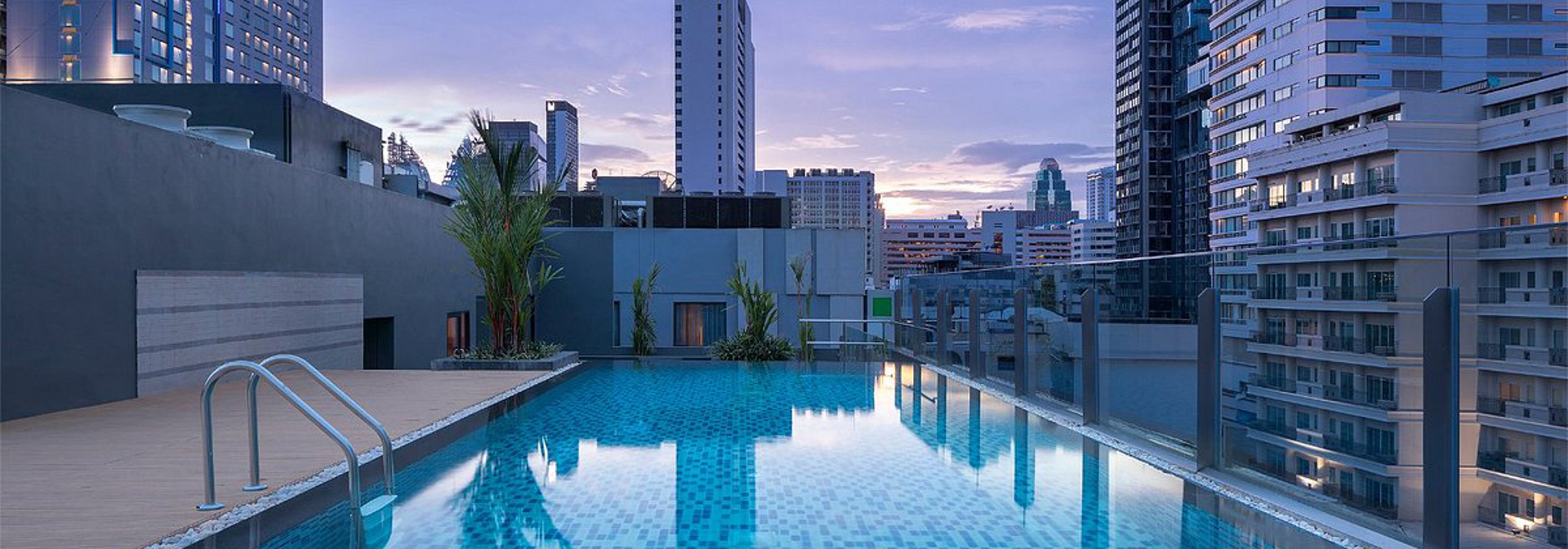 Travelodge Sukhumvit 11 Pool 03