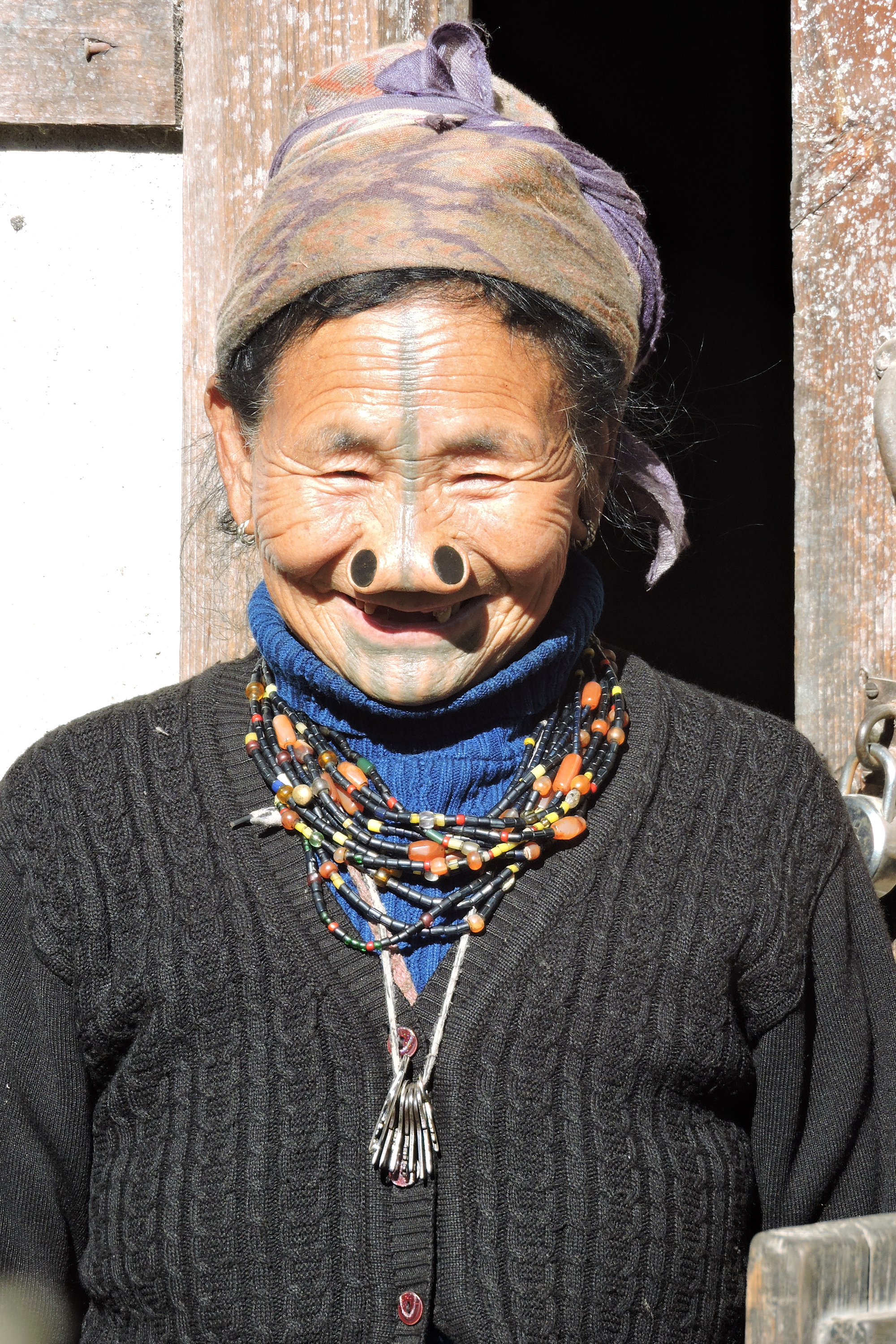 ... hvor vi blandt andet møder kvinderne fra Apatanistammen med deres særlige næsepiercinger...