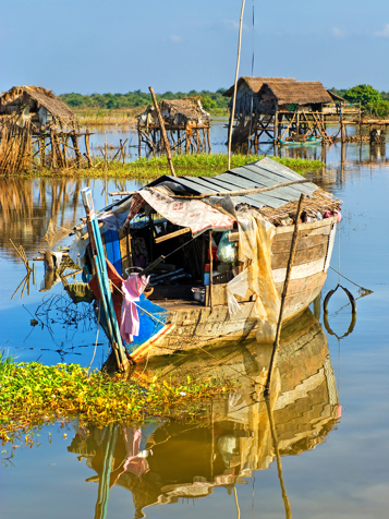 Sejltur på Tonle Sap-søen forbi landsbyer på pæle