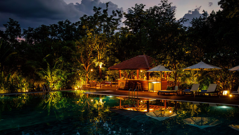 Farm House Smiling Gecko Poolbar Aften