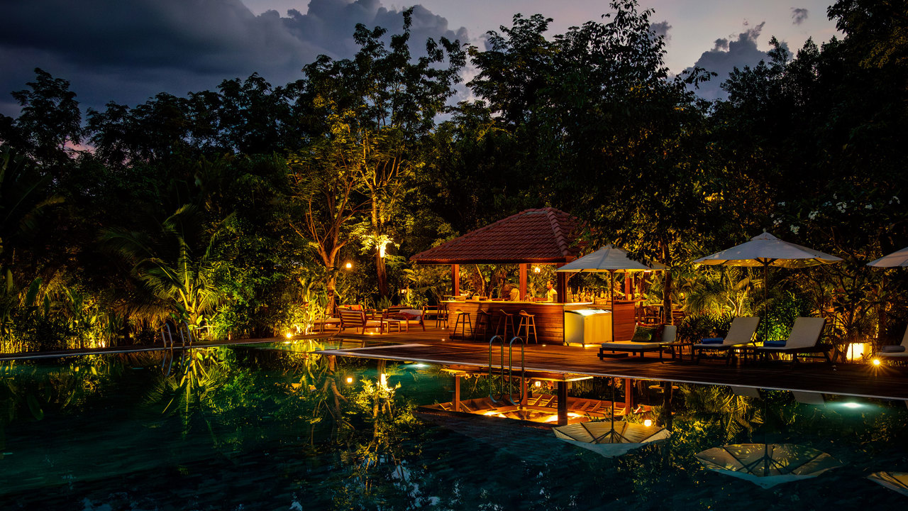 Farm House Smiling Gecko Poolbar Aften