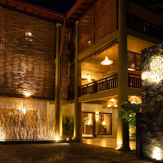Chaarya Lake Hotel Udenfor