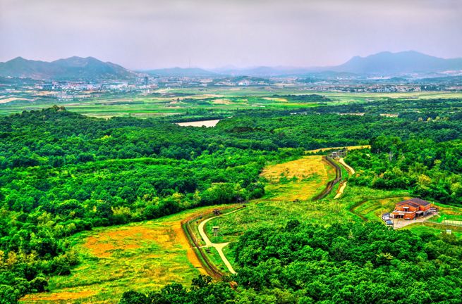 Dmz Kaesong Town I Nordkorea Kig Fra Dora Observatory 2476600601