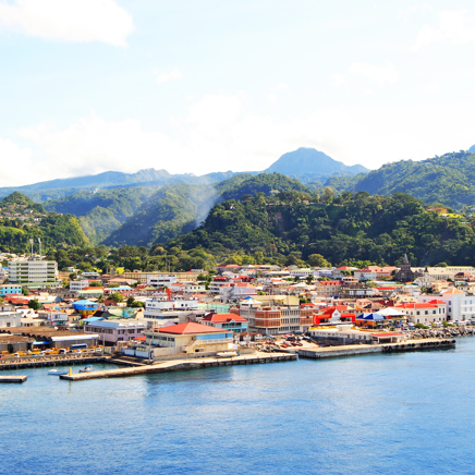 Vi sejler videre til Roseau, Dominica, der både ligger smukt ...