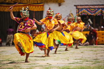 Bhutan, dans i en Dzong
