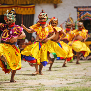 Bhutan, dans i en Dzong
