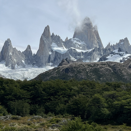 Vi tager videre til El Chaltén, som ligger i hjertet af Patagonien med det ikoniske Fitz Roy-bjergmassiv som bagtæppe.