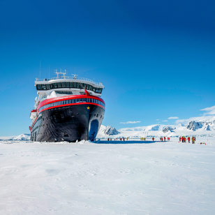 M/S Fridtjof Nansen er bygget til issejlads, så vi kommer også ud at gå på isen