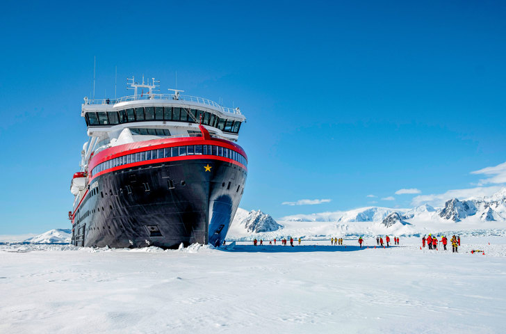 Landing Pa Isen Antarktis HGR 141642 Foto Andrea Klaussn 12176433 Photo Andrea Klaussner