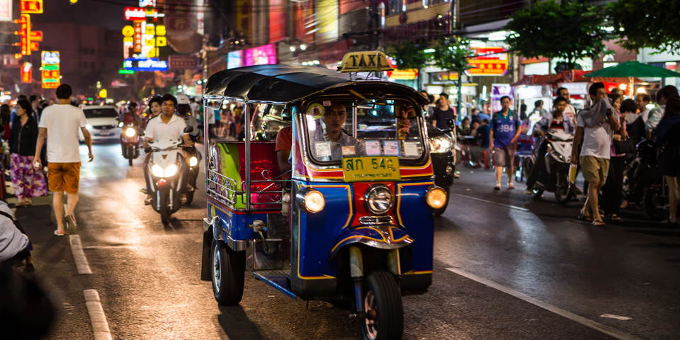 Tag på en skøn tuk-tuk tur i Bangkoks gader
