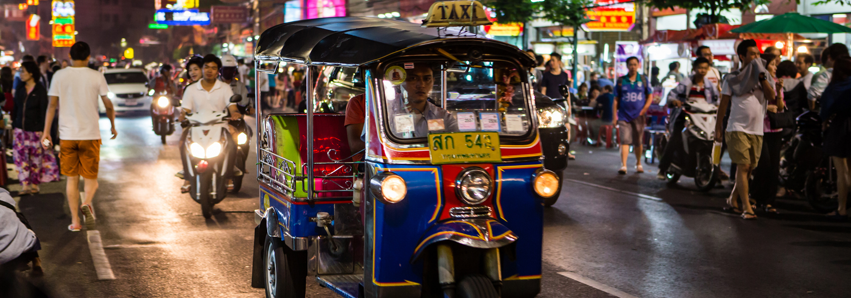 Tag på en skøn tuk-tuk tur i Bangkoks gader