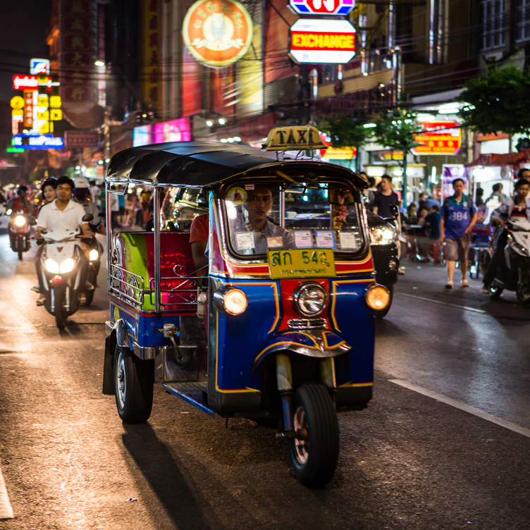 Tag på en skøn tuk-tuk tur i Bangkoks gader