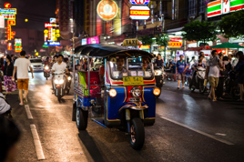 Tag på en skøn tuk-tuk tur i Bangkoks gader