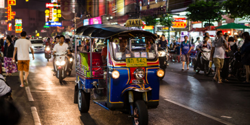 Tag på en skøn tuk-tuk tur i Bangkoks gader