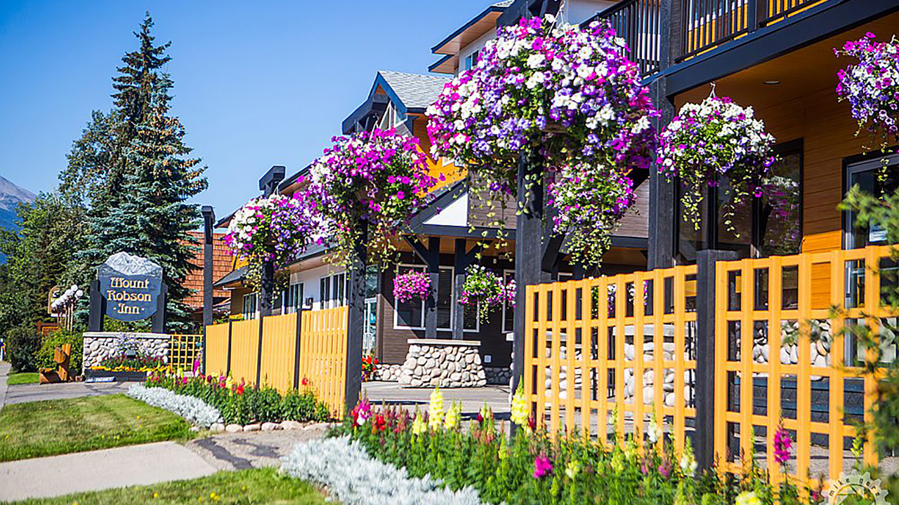 Mount Robson Inn Ext 03