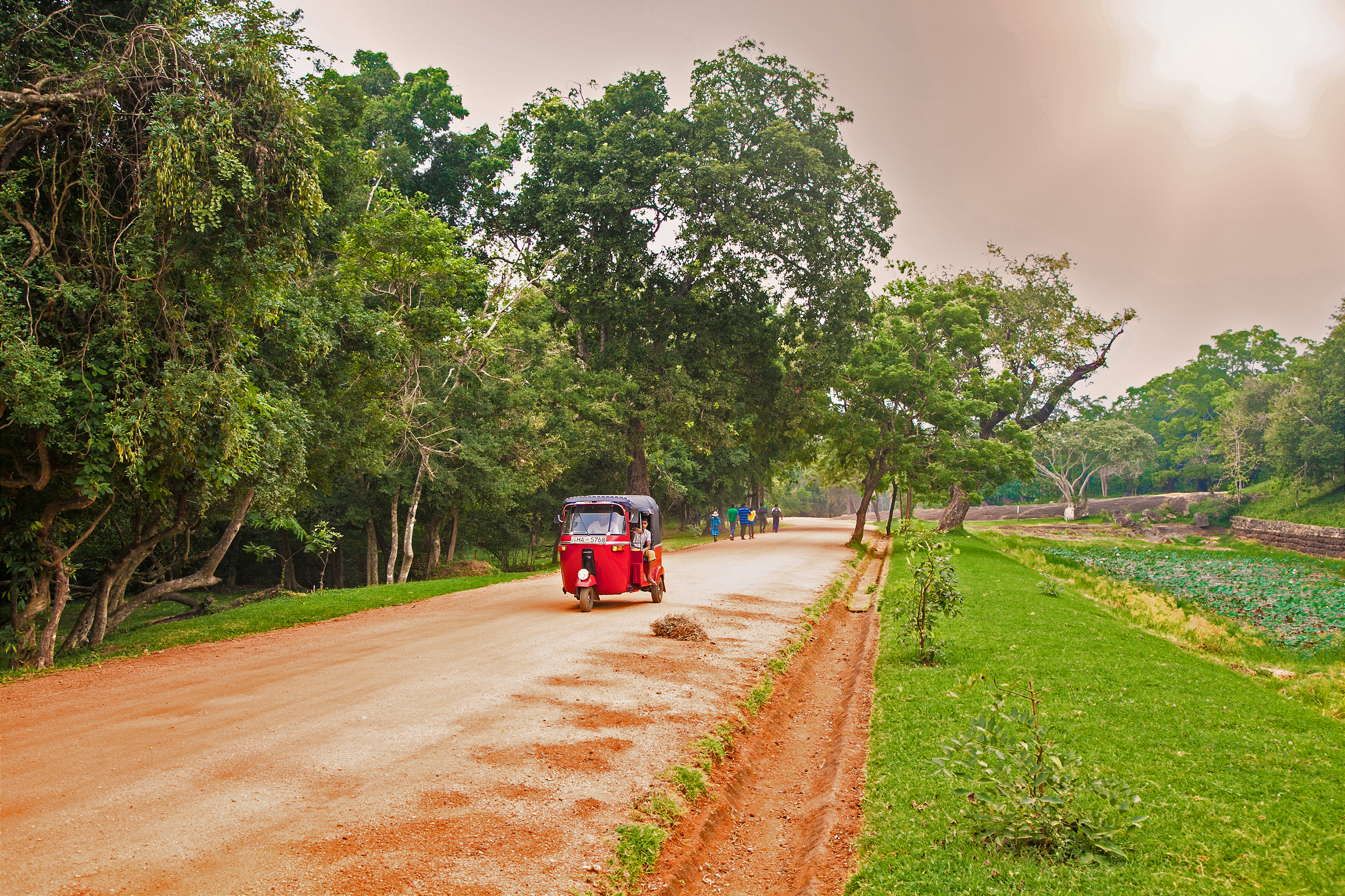 sri lanka - sigiriya_landsby_tuktuk_01
