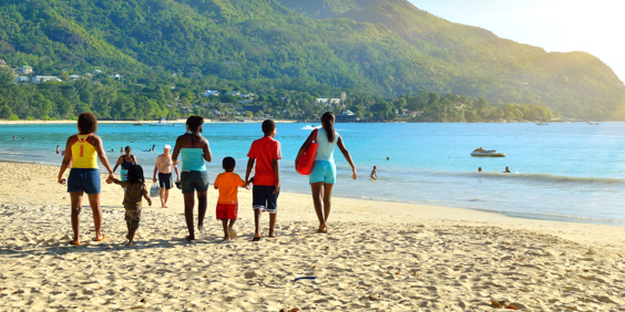 seychellerne - mahe_strand_familie_01