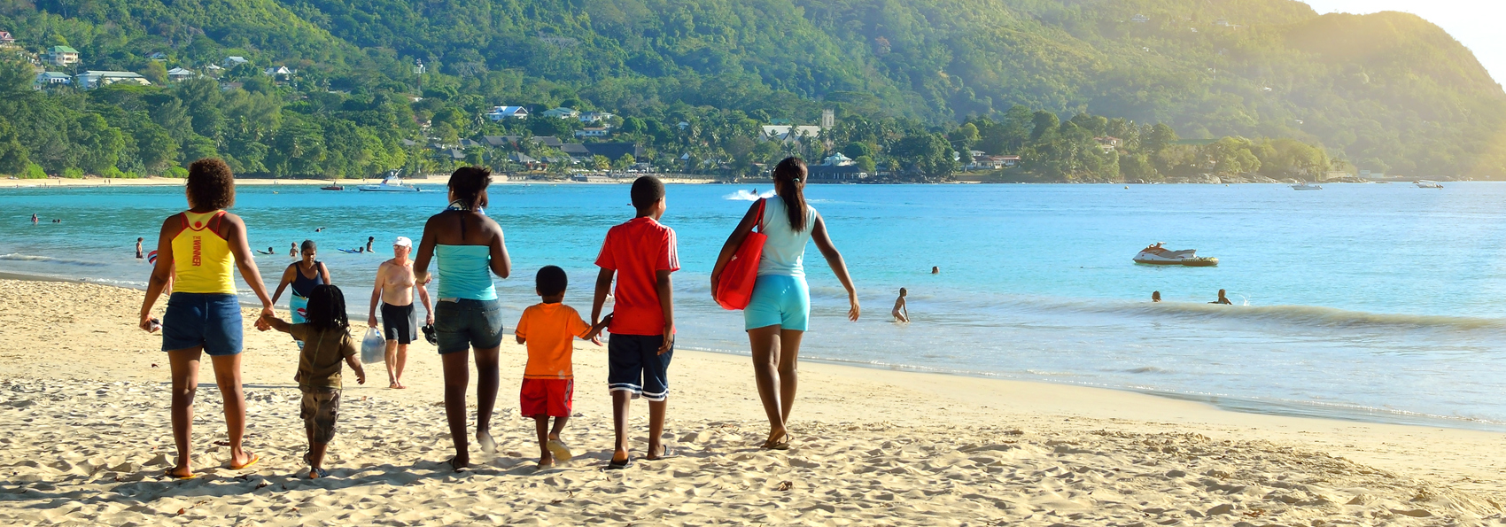 seychellerne - mahe_strand_familie_01