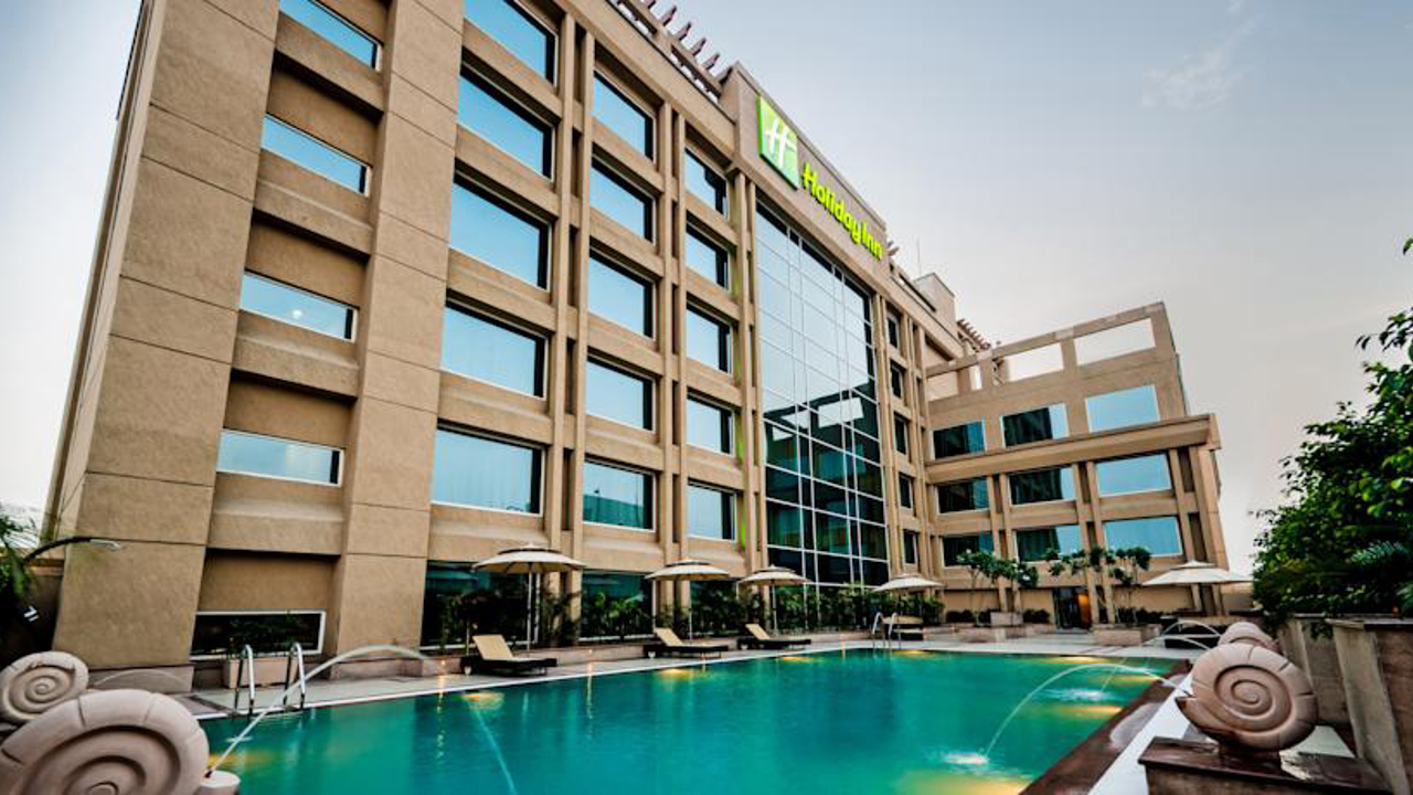 indien - amritsar - holiday inn_pool_01
