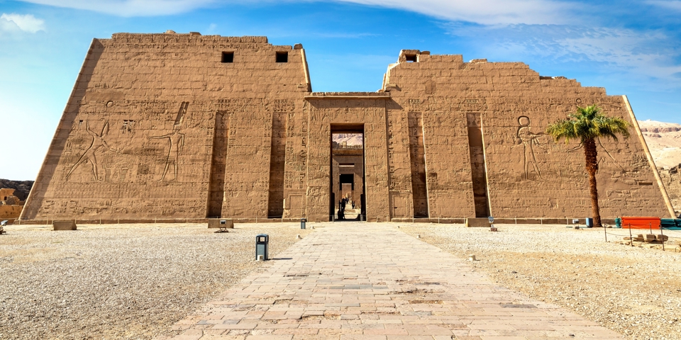 Egypten Luxor MEDINET HABU Shutterstock 2154867877