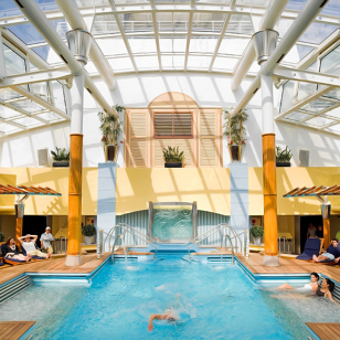 Skibet har mange dejlige faciliteter. Inklusive indendørs swimmingpool.