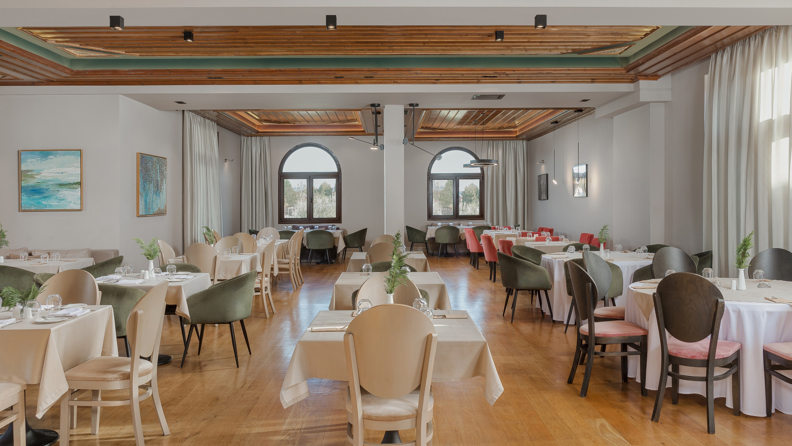The Lake Hotel Restaurant 01