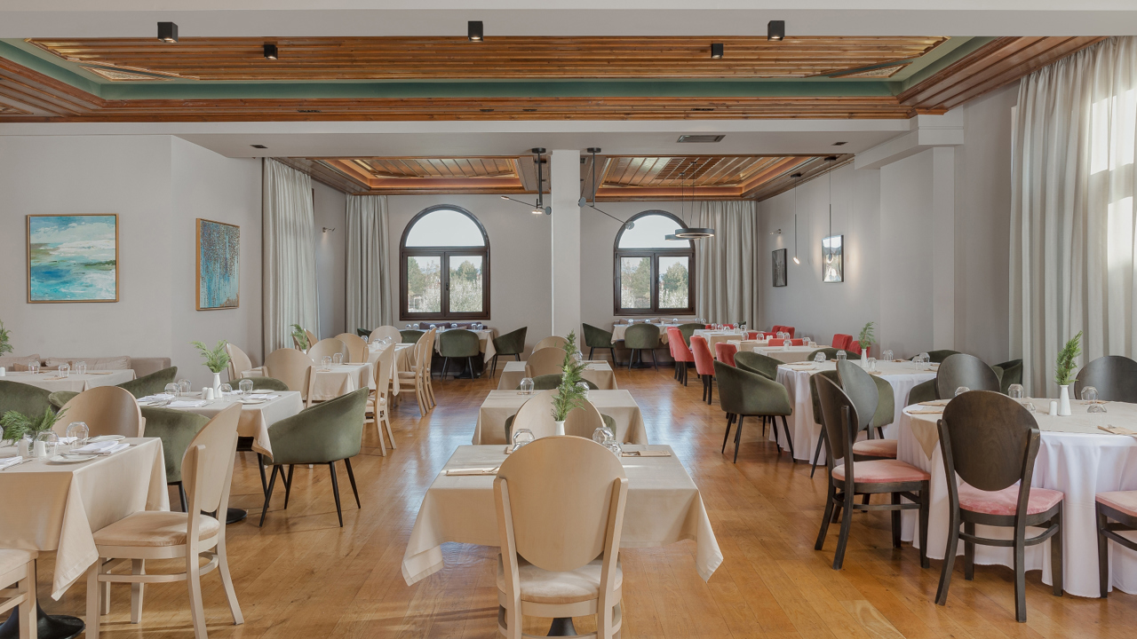 The Lake Hotel Restaurant 01