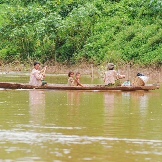 laos - laos_landsby nord for luang prabang_baad_01