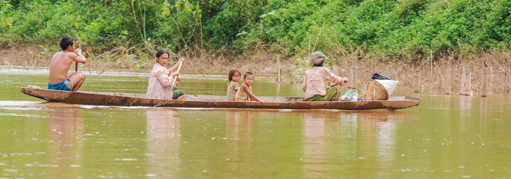 laos - laos_landsby nord for luang prabang_baad_01