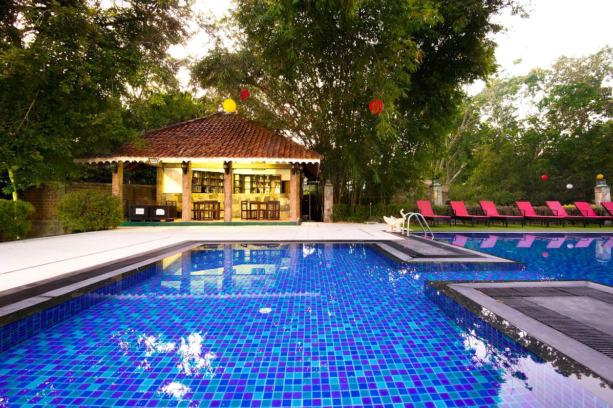 Heritage Hotel Pool 01